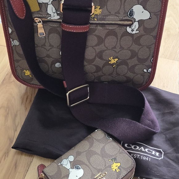 Coach Crossbody Snoopy and Woodstock on this beautiful brown leather bag - Picture 2 of 7